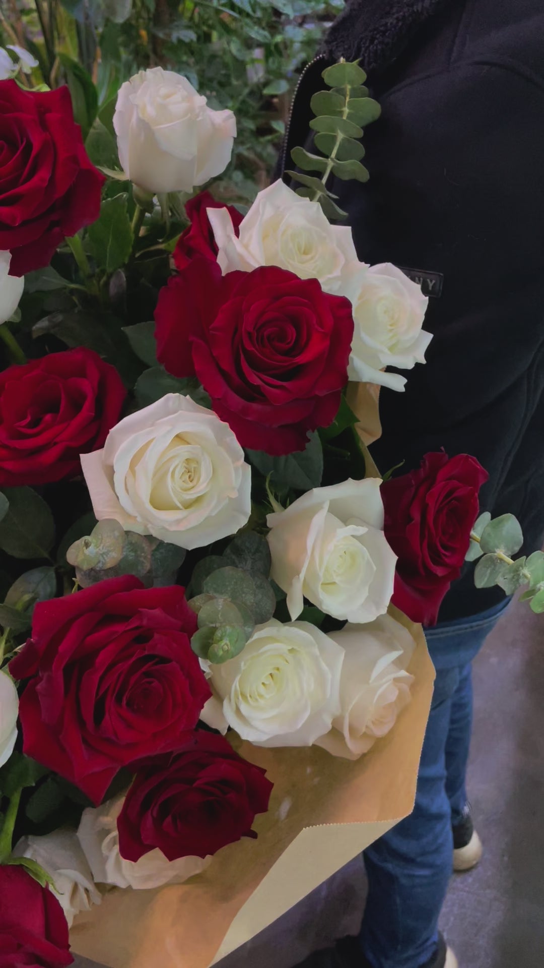 Classic Romantic Rose Bouquet (Vase not included)
