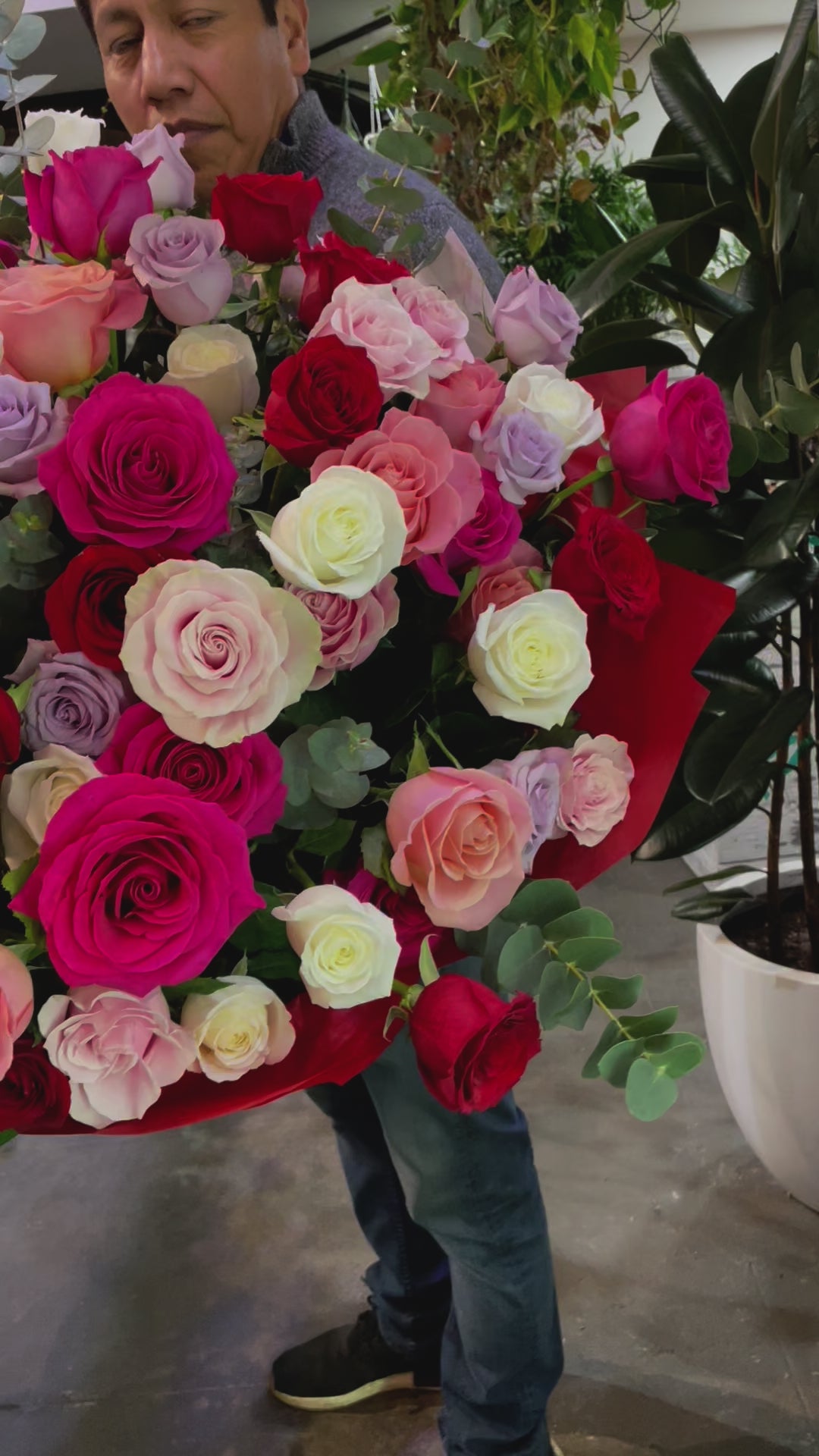 Classic Romantic Rose Bouquet (Vase not included)